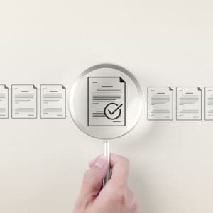 Cómo crear un asistente inteligente para el cumplimiento documental y lograr el éxito regulatorio 